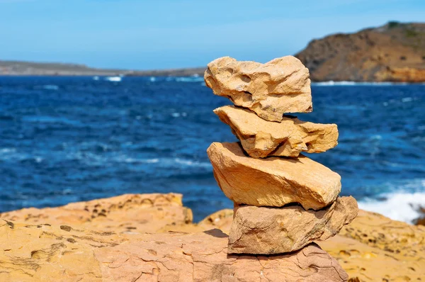 Een stapel stenen in een strand in menorca, Balearen, Spanje — Stockfoto