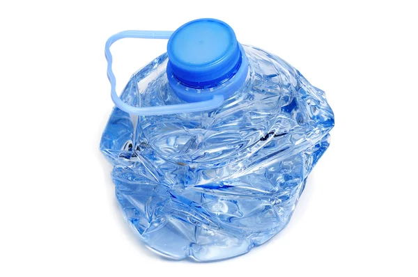 Разбитая Пластиковая Бутылка Водой Внутри Белом Фоне — стоковое фото