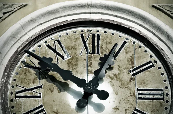 Крупним Планом Стародавній Настінний Годинник — стокове фото