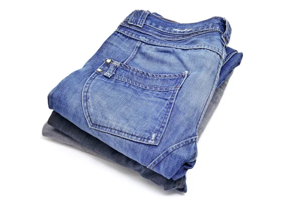 Uma Pilha Jeans Azuis Fundo Branco — Fotografia de Stock