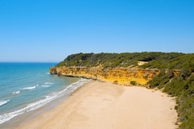 bir cala görünümünü fonda plaj, tarragona, İspanya