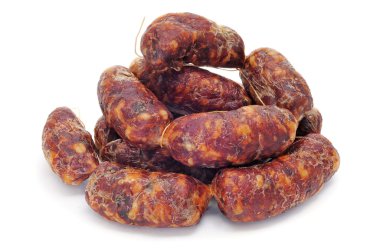 beyaz zemin üzerine kırmızı İspanyol chorizo