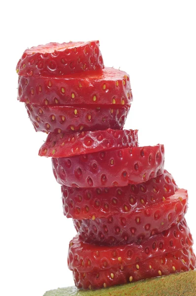 Ein Haufen Erdbeerscheiben Über Einer Kiwischeibe — Stockfoto