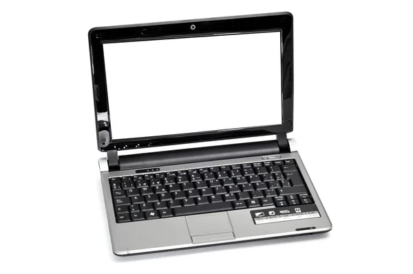与一个空白的屏幕在白色背景上的一台笔记本电脑 — 图库照片