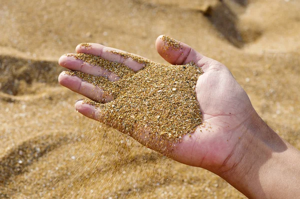 Du sable dans la main — Photo