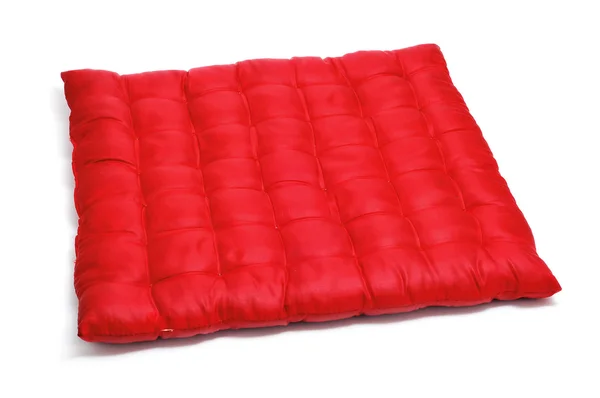 Красная атласная подушка — стоковое фото