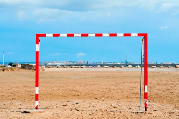 Футбольний гол на пляжі — стокове фото