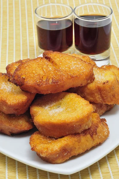 Torrijas, typical Lent spanish sweet, and moscatel — Stock Photo, Image