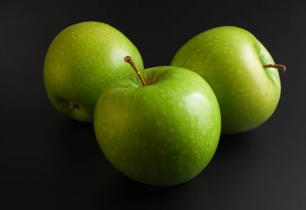 Three Fresh Ripe Green Apples Close Arranged Dark Background — Stock Photo, Image