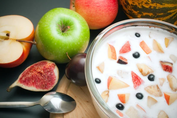 Tigela Vidro Cheio Iogurte Misturado Com Pedaços Frutas Dispostas Com — Fotografia de Stock