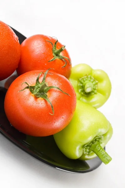 Färska Tomater Och Paprika Tvättas Och Placeras Svart Keramisk Platta — Stockfoto