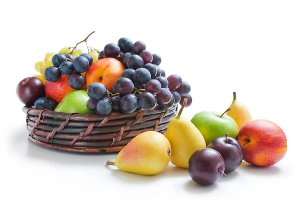 Varias Frutas Frescas Maduras Colocadas Una Canasta Mimbre Alrededor Aisladas — Foto de Stock