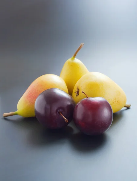 Fruits. Plums and pears. — Stock Photo, Image