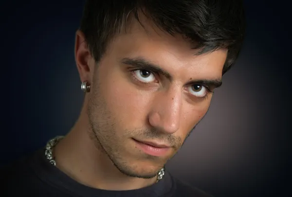 Portrét Krásné Atraktivní Mladý Muž Bystrýma Očima Stříbrné Náušnice Detailním — Stock fotografie