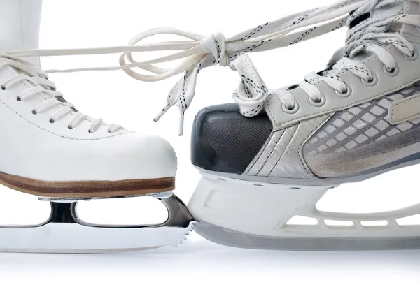 Schlittschuh Für Eiskunstlauf Und Hockeyskate Gegeneinander Gebunden Nahaufnahme Isoliert Auf — Stockfoto