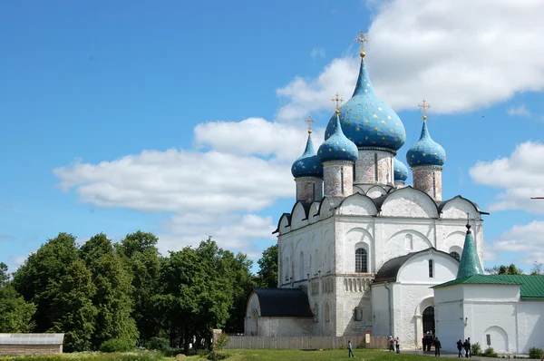 Vista de una iglesia en Suzdal — Foto de Stock