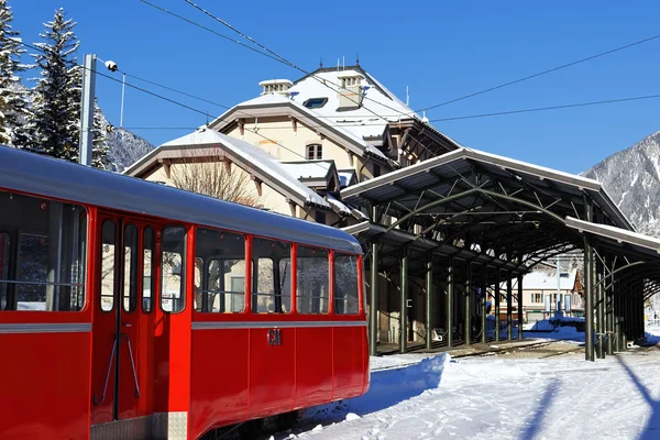 Dağı'nda kırmızı tren — Stok fotoğraf