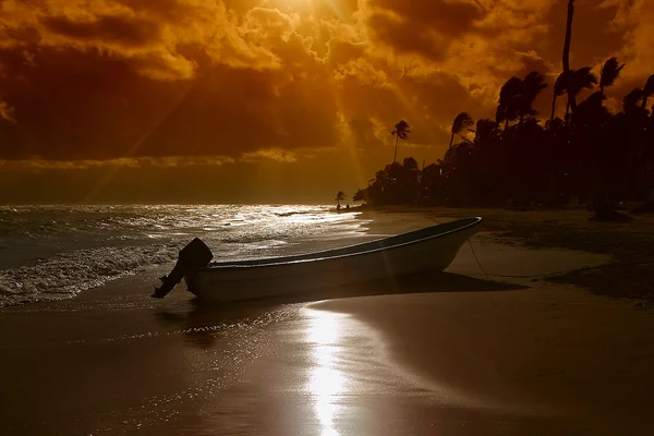 Solnedgång båt — Stockfoto