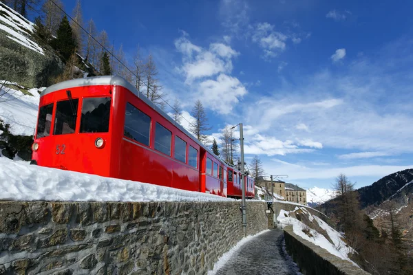 Kırmızı tren — Stok fotoğraf