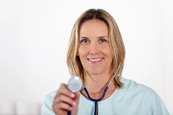 Kvinnlig Läkare Med Stetoskop — Stockfoto