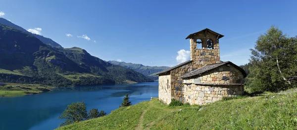 Capela și lacul panoramic — Fotografie, imagine de stoc
