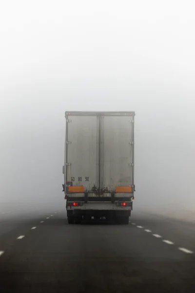 Camion e nebbia — Foto Stock