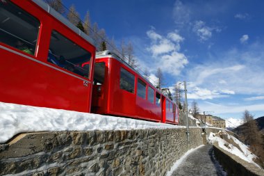 Alp kırmızı tren