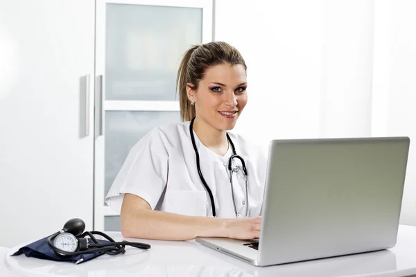 Doctor and computer — Stock Photo, Image