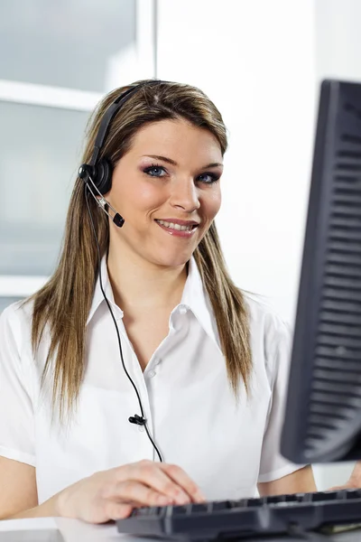 Woman in calling center — Stock Photo, Image