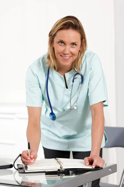 Женщина-врач с ручкой — стоковое фото