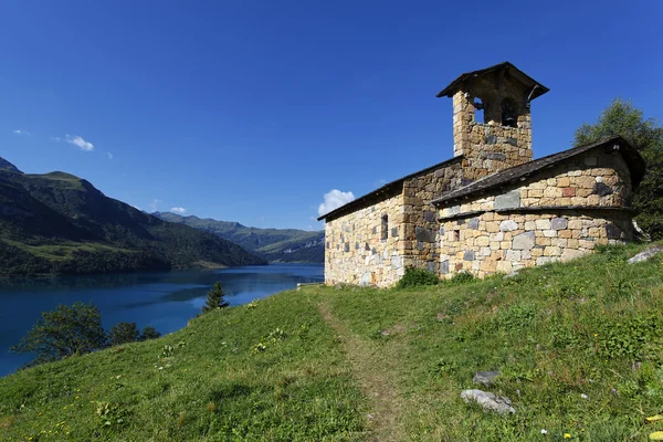 Jezero, kaple a modrá obloha — Stock fotografie
