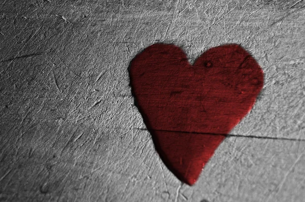 Eski ahşap üzerinde güzel kırmızı kalp — Stok fotoğraf