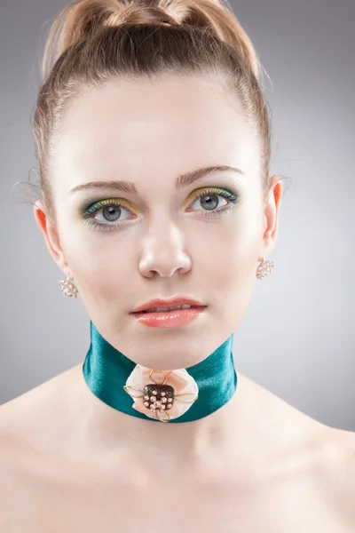 Kedves szép nő nézett kamera szokatlan nyaklánc — Stock Fotó