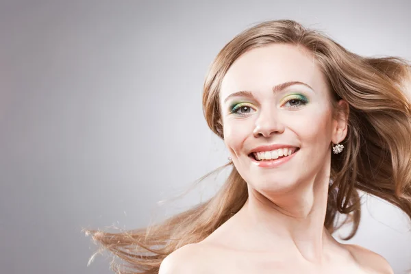 Boldog mosolygó fiatal nő, és ő haj fúj — Stock Fotó