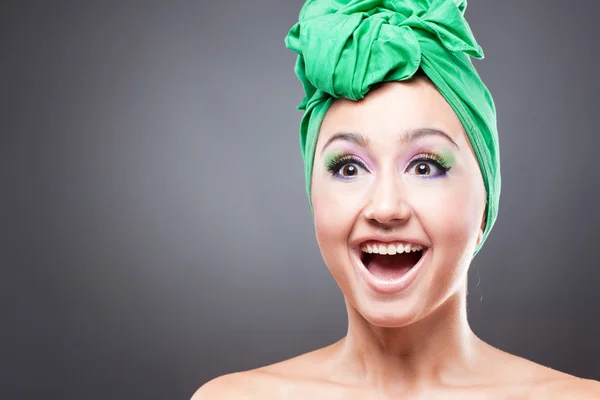 Ευτυχισμένη γυναίκα ενθουσιασμένος με μακιγιάζ ροζ-πράσινο σε πράσινο καπέλο — Φωτογραφία Αρχείου