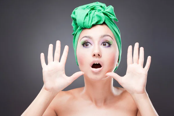 Mujer emocionada sorprendida con maquillaje rosa-verde en sombrero verde —  Fotos de Stock