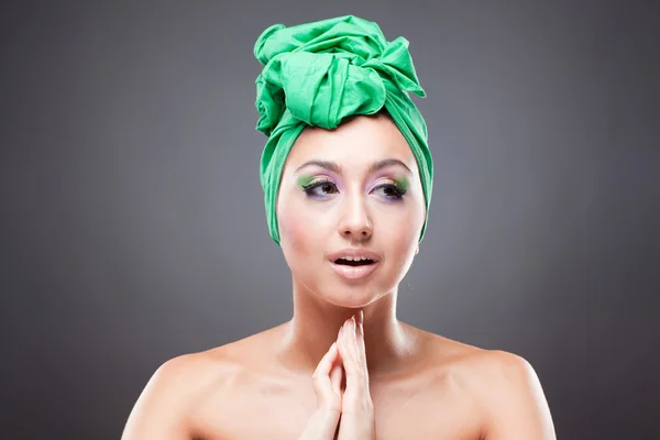 Hoffnungsvolle junge Frau mit rosa-grünem Make-up — Stockfoto