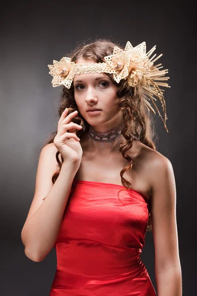 Piękna brunetka wooman młodych w etniczne kapelusz trzymając rękę w pobliżu — Zdjęcie stockowe