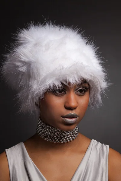 Glamour afrikanske kvinde i hvid hat og sølv halskæde - Stock-foto