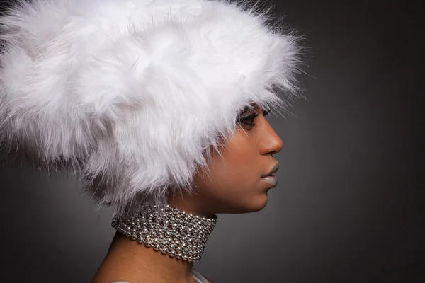 Профиль африканской женщины в белой шляпе и серебряном ожерелье — стоковое фото