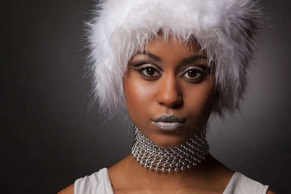 Vertrouwen Afrikaanse glamour vrouw in witte hoed en zilveren make-up — Stockfoto
