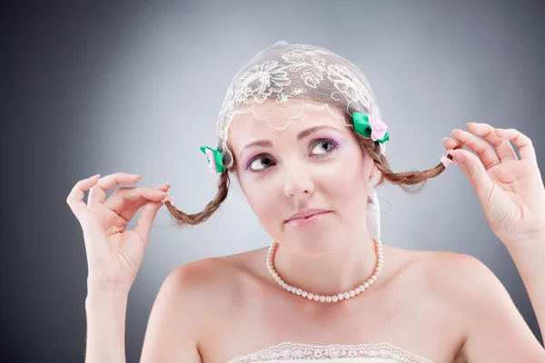 Esperando bonito bela jovem noiva segurando seu cabelo — Fotografia de Stock