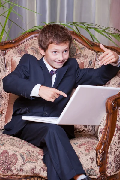 Rapaz de negócios feliz sentado apontando na tela do computador propondo — Fotografia de Stock