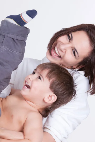 Glada leende mamma leker med hennes son — Stockfoto