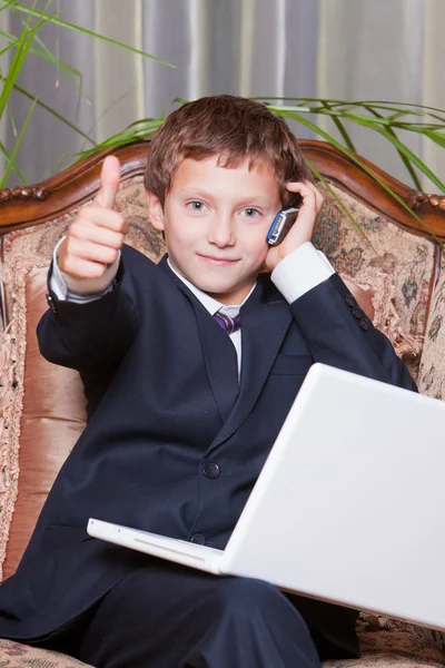 Ung leende affärsman med dator visar ok — Stockfoto