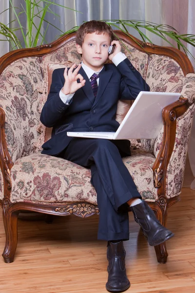 Jeune homme d'affaires confiant avec ordinateur et cellule montrant ok — Photo