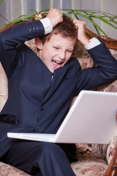 Zangado menino de negócios gritando com o computador rasgar seu cabelo — Fotografia de Stock