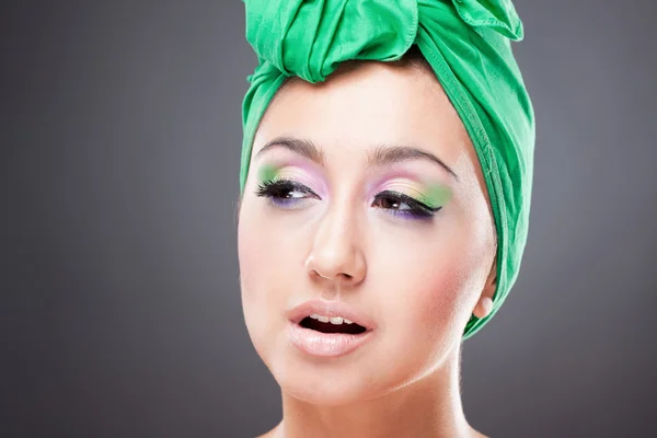 Bellissima donna ritratto whith verde make-up — Foto Stock