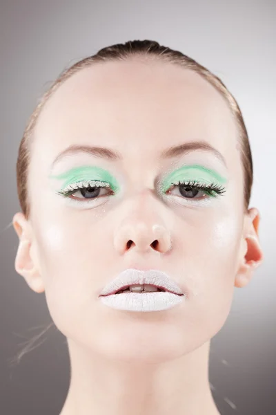Piękne kobiety portret pokojowe zielony makijaż — Zdjęcie stockowe
