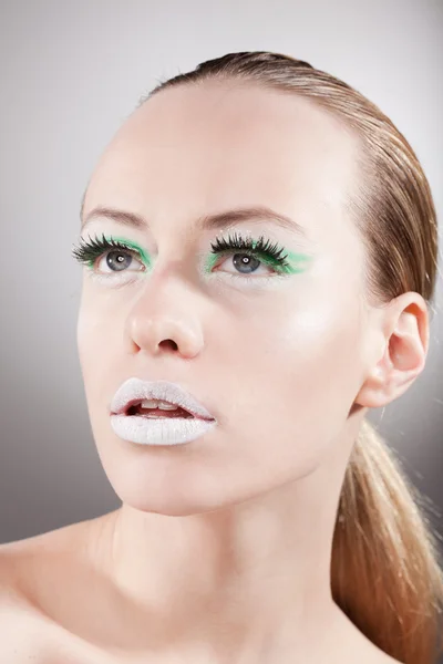 Magnifique portrait de femme avec maquillage vert — Photo